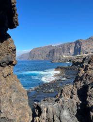 Los gigantes cliffs framed by dark rocks